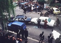 fotografia a colori di Via Fani subito dopo l'agguato